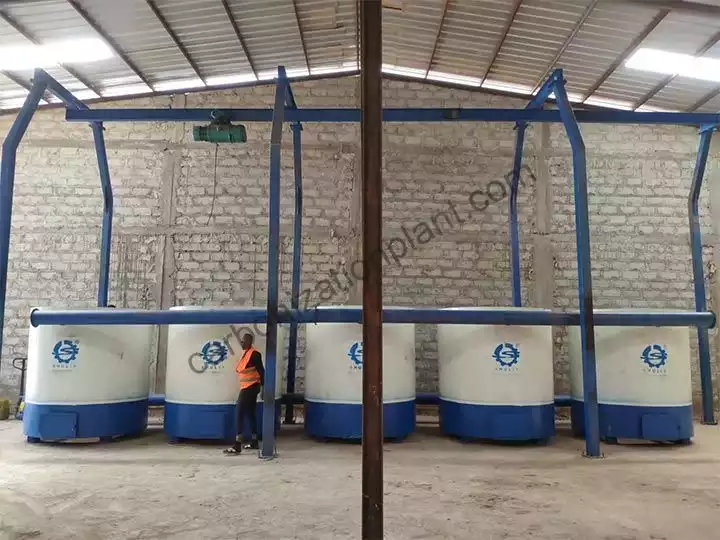 Cinco hornos instalados en una planta de carbón vegetal de Guinea