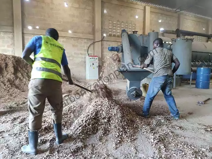 La máquina de carbón Shuliy ha exportado a Uganda, los clientes ya instalaron la planta de fabricación de carbón y comenzaron a producir carbón vegetal.