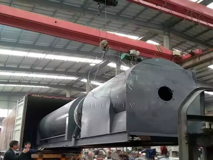 Machine de fabrication de charbon de bois en continu en cours de chargement